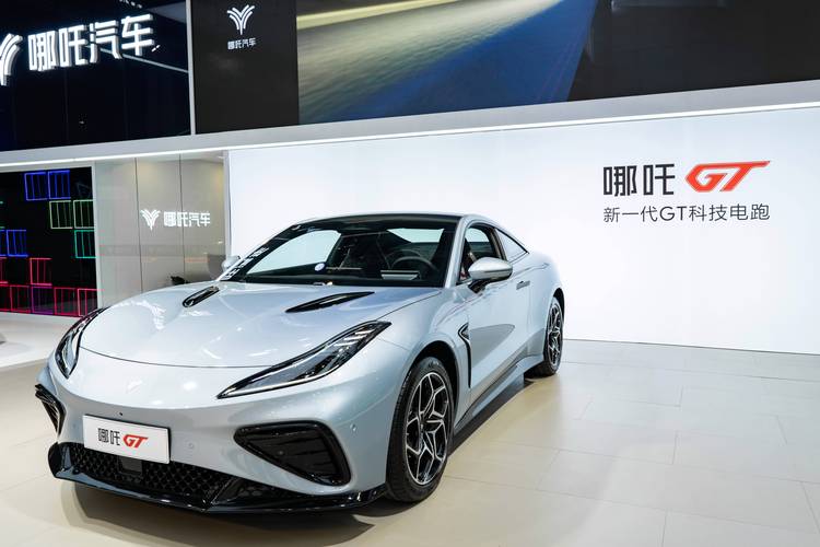 佛山303哪吒汽车在智能汽车领域的表现，领途汽车在新能源汽车市场中的影响力